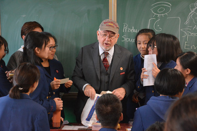 我校外國(guó)文教專(zhuān)家赴寶雞虢鎮(zhèn)中學(xué)開(kāi)展英語(yǔ)口語(yǔ)交流活動(dòng)