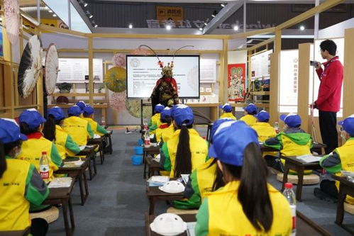 現(xiàn)場(chǎng)學(xué)川劇變臉 這個(gè)寶藏體驗(yàn)區(qū)人氣旺丨2023天府書(shū)展